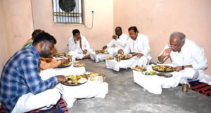 cm-Yadav-parivar-bhojan0