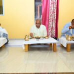 Chhattisgarh News : मुख्यमंत्री ने ग्राम सीपत निवासी सेवानिवृत्त प्रधान पाठक गुहाराम के घर स्वादिष्ट छत्तीसगढ़ी व्यंजन का चखा स्वाद