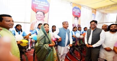 राज्य स्तरीय शाला प्रवेश उत्सव : जब मुख्यमंत्री से मिली साइकिल तो छात्राओं ने सामूहिक रूप से घंटी बजाकर जताया उत्साह