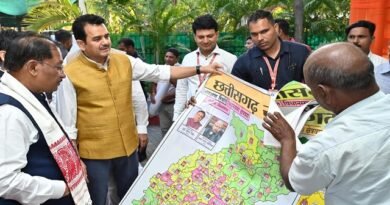 पेंटर शिवकुमार निराला ने मुख्यमंत्री विष्णु देव साय को भेंट किया विशिष्ट ‘राजनीतिक मानचित्र’