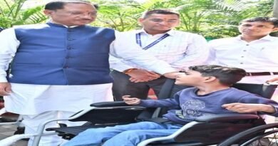 पैरों से चित्र उकेरने वाली पूनम बिटिया के जीवन में मुख्यमंत्री ने भरी नई उम्मीद — अब विशेष विद्यालय में मिलेगा शिक्षण और छात्रवृत्ति