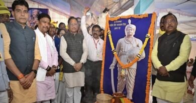 राजाराव पठार ग्राम कर्रेझर में शहीद वीर नारायण सिंह के श्रद्धांजलि सभा में शामिल हुए मुख्यमंत्री