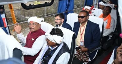 मुख्यमंत्री साय ने किया कुरूसनार से बस में यात्रियों के साथ सफर