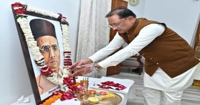 वीर सावरकर की पुण्यतिथि पर मुख्यमंत्री विष्णुदेव साय ने अर्पित की श्रद्धांजलि