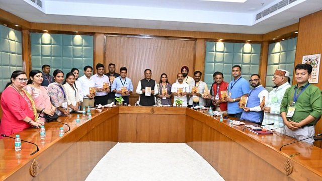 मुख्यमंत्री ने ‘मोदी के राज्य से लौटकर’ पुस्तक का किया विमोचन