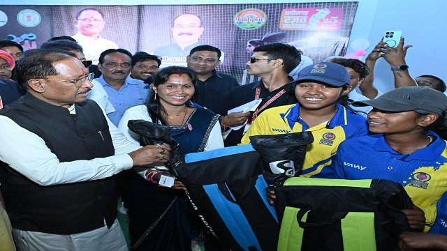 मुख्यमंत्री विष्णु देव साय ने इचकेला की बालिका क्रिकेट खिलाड़ियों को किया सम्मानित