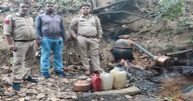 305 लीटर महुआ शराब और 1050 किलो लाहन जब्त