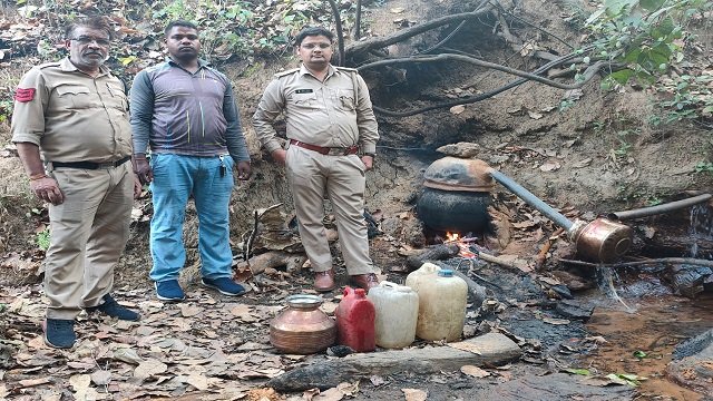 305 लीटर महुआ शराब और 1050 किलो लाहन जब्त