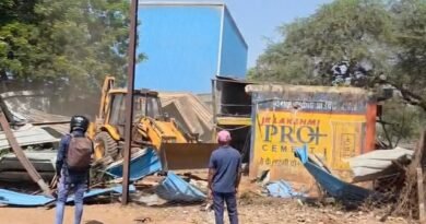 जिला प्रशासन द्वारा अतिक्रमण हटाने की गई कार्रवाई