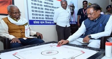 बुजुर्गों के साथ कैरम खेलकर वरिष्ठजनों का बढ़ाया हौंसला