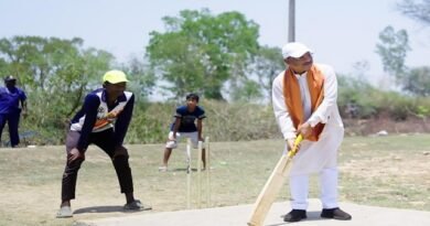 सुशासन तिहार में बच्चों संग खेला क्रिकेट, बढ़ाया हौसला