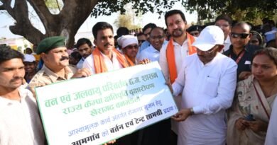 मुख्यमंत्री  विष्णु देव साय ने समाज प्रमुख को सौंपा टेंट एवं बर्तन सामग्री