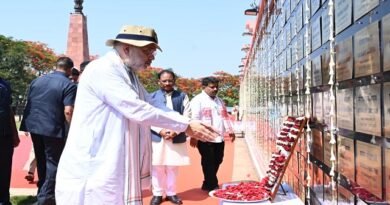 केंद्रीय गृहमंत्री अमित शाह ने अमर वाटिका में शहीदों को दी श्रद्धांजलि, परिजनों से की आत्मीय मुलाकात
