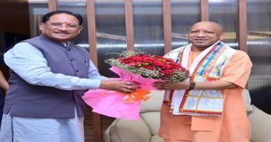 मुख्यमंत्री ने उत्तर प्रदेश के मुख्यमंत्री योगी आदित्यनाथ का किया आत्मीय स्वागत