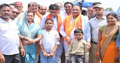 सुशासन तिहार के समाधान शिविर में मुख्यमंत्री  विष्णु देव साय ने हितग्राही से किया संवाद