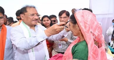 मुख्यमंत्री  विष्णु देव साय ने हितग्राहियों को अपने हाथों से पहनाया नजर का चश्मा