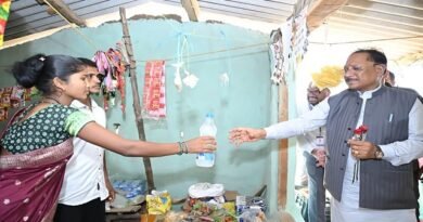 कभी बंदूक थामने वाले मासा तामो और जयमोती आज चला रहे हैं अपनी दुकान