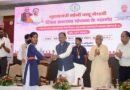 मुख्यमंत्री के हाथों मेधावी छात्रा को मिली 2 लाख रुपये की सहायता
