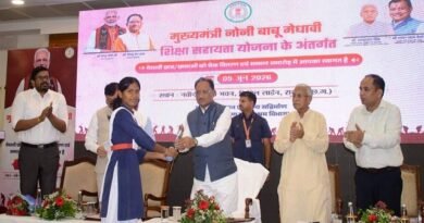मुख्यमंत्री के हाथों मेधावी छात्रा को मिली 2 लाख रुपये की सहायता