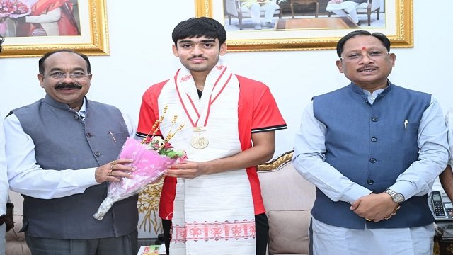 अंडर-18 एशिया कप विजेता हॉकी खिलाड़ी अवि मानिकपुरी ने मुख्यमंत्री विष्णुदेव साय से की सौजन्य भेंट