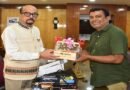 राज्यपाल डेका को जगदलपुर के ट्री मैन ने भेंट की मियाजाकी आम