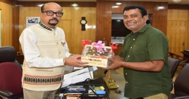 राज्यपाल डेका को जगदलपुर के ट्री मैन ने भेंट की मियाजाकी आम