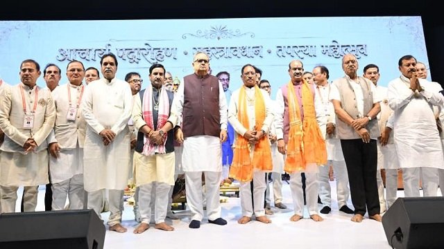 मुख्यमंत्री और लोकसभा अध्यक्ष ने आचार्य पदारोहण एवं सहस्त्रावधान तपस्या महोत्सव में जैन मुनियों का लिया आशीर्वाद