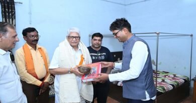 विशेष जनसंपर्क अभियान के तहत वरिष्ठ नागरिकों, शिक्षाविद् एवं अधिवक्ता का किया सम्मान