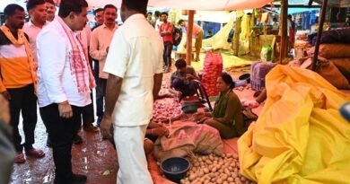 मर्दापाल के साप्ताहिक बाजार में अचानक पहुंचे उप मुख्यमंत्री विजय शर्मा
