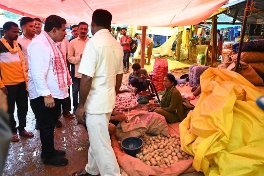 मर्दापाल के साप्ताहिक बाजार में अचानक पहुंचे उप मुख्यमंत्री विजय शर्मा
