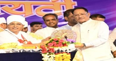 मुख्यमंत्री साय और कर्नाटक के राज्यपाल थावरचंद गहलोत सोनपैरी  में कबीर जयंती के अवसर पर आयोजित संत कबीर महोत्सव में हुए शामिल