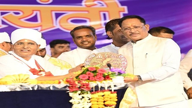 मुख्यमंत्री साय और कर्नाटक के राज्यपाल थावरचंद गहलोत सोनपैरी  में कबीर जयंती के अवसर पर आयोजित संत कबीर महोत्सव में हुए शामिल