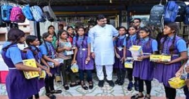 स्कूल शिक्षा मंत्री गजेन्द्र यादव ने बच्चों से किया आत्मीय संवाद,  जूते-मोजे भेंट कर बढ़ाया उत्साह