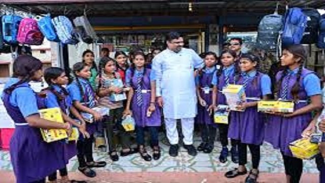 स्कूल शिक्षा मंत्री गजेन्द्र यादव ने बच्चों से किया आत्मीय संवाद,  जूते-मोजे भेंट कर बढ़ाया उत्साह
