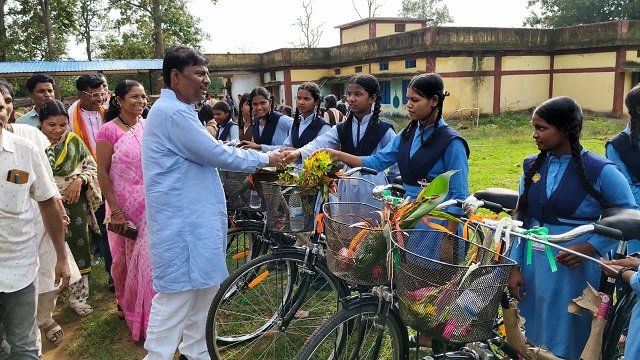 सरस्वती साइकिल प्रदाय योजना के तहत मड़ानार और मर्दापाल में 238 छात्राओं को मिली साइकिलें