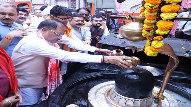 गुरु पूर्णिमा पर कोसमनारा पहुंचे मुख्यमंत्री  विष्णु देव साय, सत्यनारायण बाबा धाम में की पूजा-अर्चना