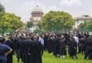 प्रदर्शनकारी छात्रों के साथ खड़े हुए सुप्रीम कोर्ट के वकील