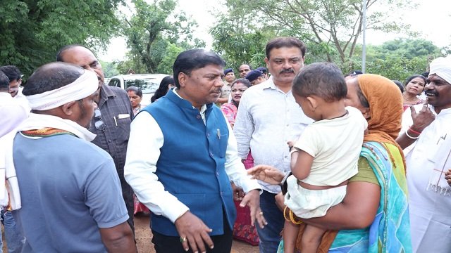 बाढ़ प्रभावित परिवारों के बीच पहुंचे वन मंत्री  केदार कश्यप