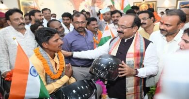 उप मुख्यमंत्री ने 11 दिव्यांगजनों को तिपहिया स्कूटी, सर्प मित्रों को दिए सुरक्षा किट