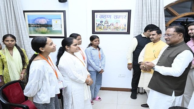 मुख्यमंत्री साय से सरगुजा के ग्रामीण अंचलों से शैक्षणिक भ्रमण पर आए मेधावी विद्यार्थियों ने की सौजन्य मुलाकात
