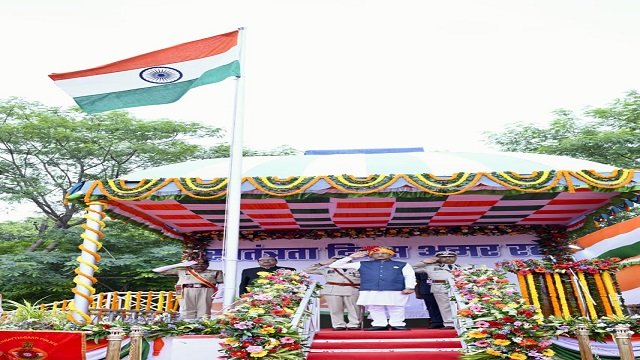 मुख्यमंत्री ने स्वतंत्रता दिवस के मुख्य समारोह में ध्वजारोहण कर प्रदेशवासियों को दी शुभकामनाएं