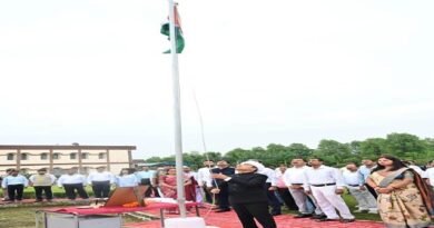 कलेक्टर जन्मेजय महोबे ने कलेक्टोरेट कार्यालय परिसर में किया ध्वजारोहण