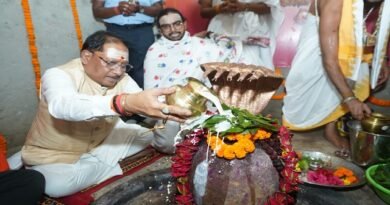 मुख्यमंत्री साय ने बाबा कर्मेश्वर का किया रुद्राभिषेक, प्रदेशवासियों की सुख-समृद्धि और खुशहाली की कामना की