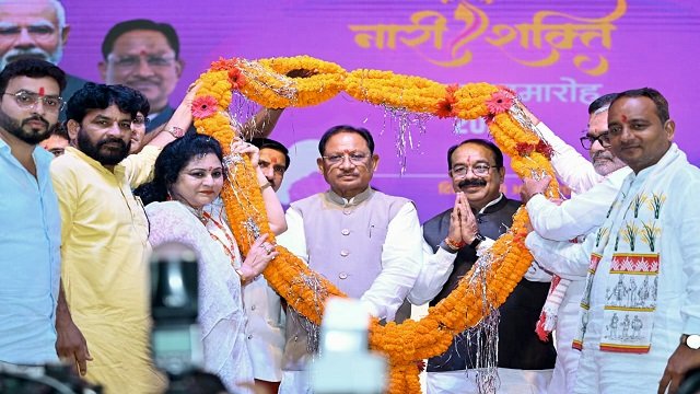 नारी शक्ति सम्मान समारोह में विभिन्न क्षेत्रों में उत्कृष्ट योगदान देने वाली महिलाओं का मुख्यमंत्री ने किया सम्मान