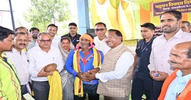 कृषि मंत्री रामविचार नेताम ने उन्नत वत्स प्रदर्शनी का किया अवलोकन
