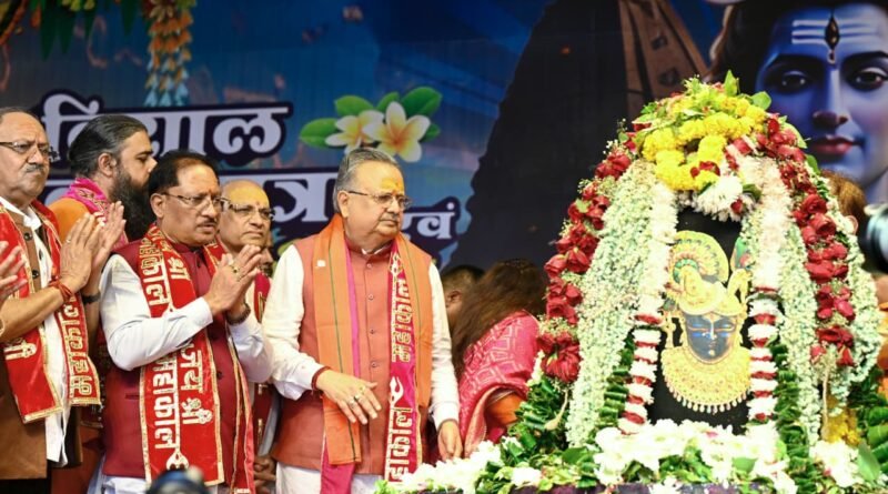 मुख्यमंत्री  विष्णु देव साय ने भगवान शिव का रुद्राभिषेक कर प्रदेशवासियों के सुख-समृद्धि और खुशहाली की कामना की