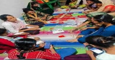 राखी निर्माण से आत्मनिर्भर बन रहीं गायत्री स्व सहायता समूह की महिलाएं