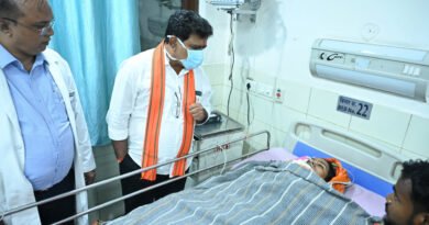 उप मुख्यमंत्री विजय शर्मा ने एम्स रायपुर में महाराष्ट्र सड़क हादसे के घायलों से की मुलाकात