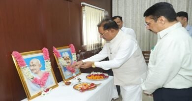 मुख्यमंत्री ने महात्मा गांधी और पूर्व प्रधानमंत्री लाल बहादुर शास्त्री की जयंती पर किया नमन