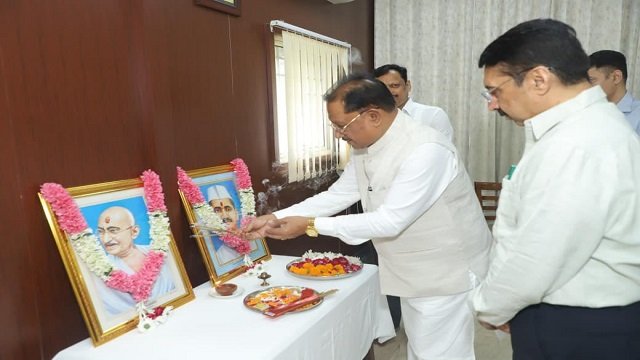 मुख्यमंत्री ने महात्मा गांधी और पूर्व प्रधानमंत्री लाल बहादुर शास्त्री की जयंती पर किया नमन